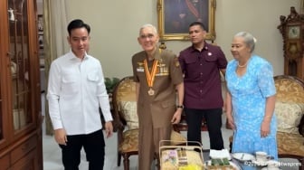 Sungkem ke Wapres Ke-6 Try Sutrisno, Sepatu Gibran Sempat Disinggung