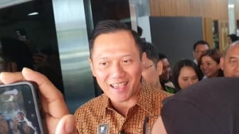 Viral Tatapan Sinis usai Tak Disalami, AHY soal Gibran: Aduh, Gak Ada Masalah!