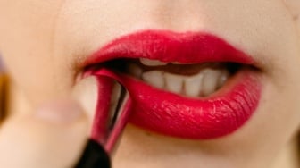 Kilau Maksimal, 5 Rekomendasi Lipstik untuk Bibir Kering dan Pecah-pecah
