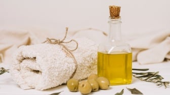 Apakah Minyak Zaitun Bisa Bikin Wajah Glowing? Ini Fakta dan 5 Rekomendasi Produknya