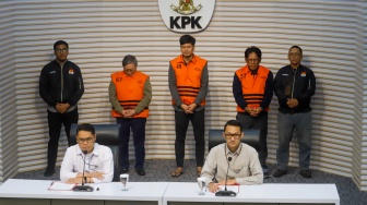 Direktur Utama PT Inhutani V, Dicky Yuana Rady (kanan) bersama Direktur PT Paramitra Mulia Langgeng, Djunaidi (kiri) dan Staf Perizinan SB Grup, Aditya (tengah) mengenakan rompi tahanan usai terjaring Operasi Tangkap Tangan (OTT) di Gedung Merah Putih KPK, Jakarta, Kamis (14/8/2025). [Suara.com/Alfian Winanto]