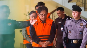 Direktur Utama PT Inhutani V, Dicky Yuana Rady (kanan) bersama Direktur PT Paramitra Mulia Langgeng, Djunaidi (kiri) dan Staf Perizinan SB Grup, Aditya (tengah) mengenakan rompi tahanan usai terjaring Operasi Tangkap Tangan (OTT) di Gedung Merah Putih KPK, Jakarta, Kamis (14/8/2025). [Suara.com/Alfian Winanto]