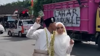Cinta Bersemi di Panggung Tuntutan Mundur Bupati Pati Sudewo, Foto Nikah Ini Jadi Tamparan Elegan