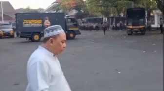 Heboh Ritual Pria Berpeci Amankan Demo Bupati Pati: Dukun Gak Mempan, Suara Rakyat Lebih Dahsyat!