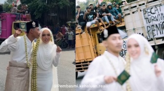 Viral Pengantin di Pati Ini Jadikan Demo Besar-besaran Background Foto Nikah