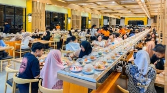 Sensasi Makan Sushi Unik di Atas Conveyor Belt Terpanjang