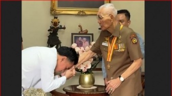 Gibran Kunjungi Try Sutrisno di Tengah Isu Pemakzulan, Cium Tangan Disorot