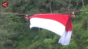 Rayakan HUT RI ke-80: Detik-detik Pengibaran Bendera Raksasa di Kaki Gunung Merapi