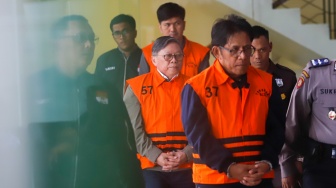 Direktur Utama PT Inhutani V, Dicky Yuana Rady (kanan) bersama Direktur PT Paramitra Mulia Langgeng, Djunaidi (kiri) dan Staf Perizinan SB Grup, Aditya (tengah) mengenakan rompi tahanan usai terjaring Operasi Tangkap Tangan (OTT) di Gedung Merah Putih KPK, Jakarta, Kamis (14/8/2025). [Suara.com/Alfian Winanto]