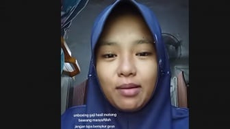Penuh Syukur, Mila Unboxing Gaji Rp 12 ribu dari Kerja Potong Bawang 16 Kg : Alhamdulillah!