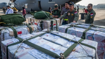 Prajurit TNI AU dari Wing Udara 1 Angkut Lanud Halim Perdanakusuma menyiapkan lgistik bantuan kemanusiaan saat pelepasan Satuan tugas (Satgas) Merah Putih II untuk bantuan kemanusiaan ke Gaza di Lanud Halim Perdanakusuma, Jakarta, Rabu (13/8/2025). [ANTARA FOTO/Bayu Pratama S/tom]