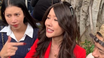 Heboh! Lucinta Luna Orasi di Depan DPR, Sindir Pemerintah hingga Kibarkan Bendera One Piece