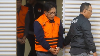 Direktur Utama PT Inhutani V, Dicky Yuana Rady mengenakan rompi tahanan usai terjaring Operasi Tangkap Tangan (OTT) di Gedung Merah Putih KPK, Jakarta, Kamis (14/8/2025). [Suara.com/Alfian Winanto]