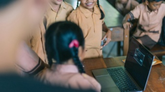 Proyek Laptop Kemensos: Teknologi sebagai Tameng Pemborosan Anggaran?
