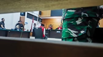 Vonis Mati untuk Pembunuh Mutilasi Pacar, Sidang Ricuh Saat Keluarga Korban Mengamuk di PN Serang
