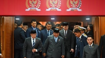 Presiden Prabowo Subianto (tengah) didampingi Sekretaris Kabinet Teddy Indra Wijaya (kiri) berjalan meninggalkan gedung usai mengikuti Sidang Paripurna DPR Pembukaan Masa Persidangan I Tahun Sidang 2025-2026 di Kompleks Parlemen, Senayan, Jakarta, Jumat (15/8/2025). [ANTARA FOTO/Rivan Awal Lingga/YU]
