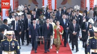 Gibran 'Sulap' Dasi di Sidang Tahunan: Disambut Puan Berdasi Merah, Dampingi Prabowo Berubah Biru