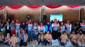 Sambut HUT RI ke-80, Pertamina Bagi Seribu Seragam Sekolah untuk Anak-anak di Cilincing