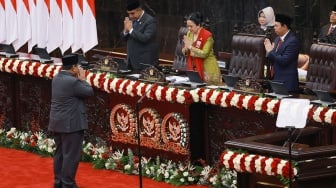 Presiden Prabowo Subianto (kiri) memberikan hormat kepasa Ketua MPR Ahmad Muzani (kedua kiri), Ketua DPR Puan Maharani (kedua kanan), dan Ketua DPD Sultan Bachtiar Najamudin (kanan) sebelum menyampaikan pidato dalam Sidang Tahunan MPR RI dan Sidang Bersama DPR-DPD RI Tahun 2025 di Gedung Nusantara, Kompleks Parlemen, Jakarta, Jumat (15/8/2025). [ANTARAFOTO/Dhemas Reviyanto/app/rwa]