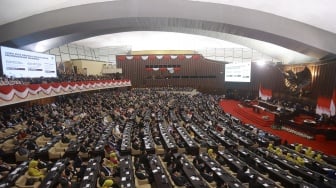 Suasana saat Presiden Prabowo Subianto menyampaikan pidato kenegaraan dalam rangka Penyampaian Pengantar/Keterangan Pemerintah atas RUU tentang APBN Tahun Anggaran 2026 beserta Nota Keuangannya di Gedung Nusantara, Kompleks Parlemen, Jakarta, Jumat (15/8/2025). [ANTARAFOTO/Dhemas Reviyanto/sgd/YU
