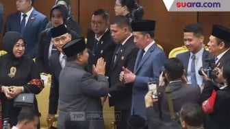 Momen Langka! Jokowi Acungkan 2 Jempol Usai Prabowo Sampaikan Pidato Kenegaraan di Sidang Tahunan