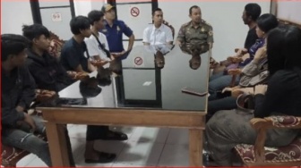 Rusak Dan Buang Mimbar Upacara Kemerdekaan, Para Remaja Ini Dihukum Keliling Lapangan