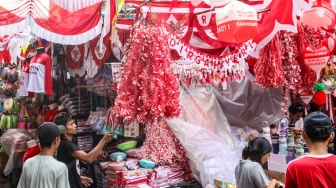 Warga mencari pernak-pernik kemerdekaan yang dijual di Pasar Jatinegara, Jakarta, Jumat (15/8/2025). [Suara.com/Alfian Winanto]