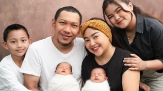 Nyaman Digendong Raffi Ahmad dan Irfan Hakim, Tatapan Polos Bayi Kembar Mpok Alpa Jadi Sorotan