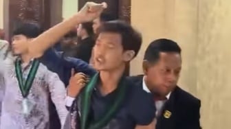 'Cilegon Belum Merdeka!' Teriak Mahasiswa HMI saat Geruduk Rapat Paripurna DPRD