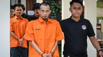 Sejumlah tersangka dihadirkan saat rilis pengungkapan kasus narkotika di Direktorat Reserse Narkoba Polda Metro Jaya, Jakarta, Jumat (15/8/2025).[ANTARA FOTO/Sulthony Hasanuddin/rwa]
