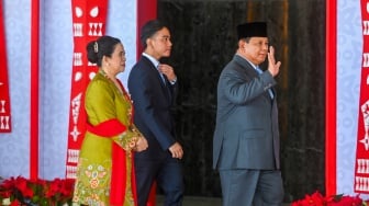 Presiden Prabowo Subianto (kanan) didampingi Wakil Presiden Gibran Rakabuming Raka (tengah) dan Ketua DPR Puan Maharani (kiri) melambaikan tangan saat menghadiri Sidang Paripurna DPR Pembukaan Masa Persidangan I Tahun Sidang 2025-2026 di Kompleks Parlemen, Senayan, Jakarta, Jumat (15/8/2025). [ANTARA FOTO/Rivan Awal Lingga/wpa]