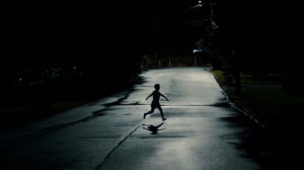 5 Refleksi Kehidupan dari Weapons, Film Horor Paling Dibicarakan Tahun 2025
