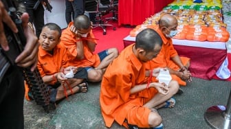 Sejumlah tersangka dihadirkan saat rilis pengungkapan kasus narkotika di Direktorat Reserse Narkoba Polda Metro Jaya, Jakarta, Jumat (15/8/2025). [ANTARA FOTO/Sulthony Hasanuddin/rwa]