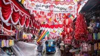 Laris Manis Pernak-Pernik Kemerdekaan di Pasar Jatinegara