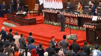 Presiden Prabowo Subianto (keempat kanan) dengan disaksikan Ketua MPR Ahmad Muzani (ketiga kanan), Ketua DPR Puan Maharani (kedua kanan), dan Ketua DPD Sultan Bachtiar Najamudin (kanan) membungkukkan badan sebelum menyampaikan pidato dalam Sidang Tahunan MPR RI dan Sidang Bersama DPR-DPD RI Tahun 2025 di Gedung Nusantara, Kompleks Parlemen, Jakarta, Jumat (15/8/2025). [ANTARAFOTO/Dhemas Reviyanto/app/rwa]