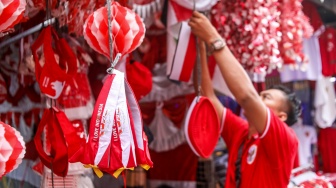 Warga mencari pernak-pernik kemerdekaan yang dijual di Pasar Jatinegara, Jakarta, Jumat (15/8/2025). [Suara.com/Alfian Winanto]