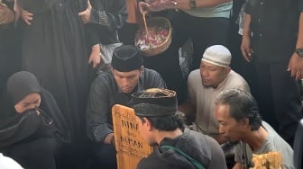 Tangis Pilu Suami Mpok Alpa, Tak Kuasa Turun ke Liang Lahad