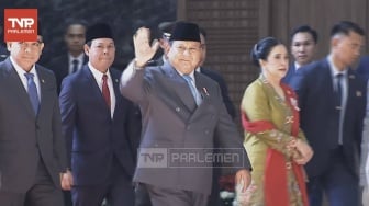 Tampil Formal di Sidang Tahunan MPR, Prabowo Pilih Setelan Jas Abu-abu dan Peci Hitam
