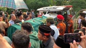 Bahu Membahu, Billy Syahputra dan Anwar BAB Angkat Keranda Mpok Alpa ke Peristirahatan Terakhir
