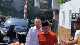 Diantar Raffi dan Irfan, Tangis Histeris Sambut Kedatangan Jenazah Mpok Alpa di Rumah Duka