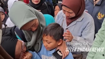 Momen Pilu Putra Mpok Alpa Dikuatkan Para Guru di Rumah Duka: Tetap Semangat Sekolah, Ya Nak!