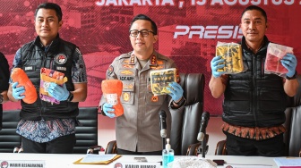 Kabid Humas Polda Metro Jaya Kombes Pol Ade Ary Syam Indradi (tengah) bersama Dirresnarkoba Ahmad David (kanan), dan Wadirresnarkoba AKBP Dedy Anung Kurniawan (kiri) menunjukkan barang bukti narkoba jenis sabu saat rilis pengungkapan kasus narkotika di Direktorat Reserse Narkoba Polda Metro Jaya, Jakarta, Jumat (15/8/2025). [ANTARA FOTO/Sulthony Hasanuddin/rwa]