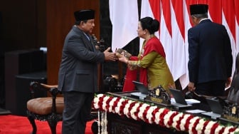 Presiden Prabowo Subianto (kiri) bersalaman dengan Ketua DPR Puan Maharani (tengah) seusai Sidang Paripurna Pembukaan Masa Persidangan I DPR Tahun Sidang 2025-2026 di Gedung Nusantara, Kompleks Parlemen, Jakarta, Jumat (15/8/2025). [ANTARA FOTO/Dhemas Reviyanto/sgd/YU]