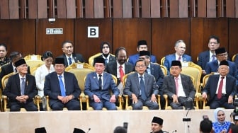 Presiden ketujuh RI Joko Widodo (ketiga kiri), Presiden keenam RI Susilo Bambang Yudhoyono (kedua kiri), Wapres keenam RI Try Sutrisno (kiri), Wapres ke-11 RI Boediono (ketiga kanan), Wapres ke-10 dan ke-12 RI Jusuf Kalla (kedua kanan), serta Wapres ke-13 RI Ma'ruf Amin (kanan) mengikuti Sidang Tahunan MPR RI dan Sidang Bersama DPR-DPD RI Tahun 2025 di Gedung Nusantara, Kompleks Parlemen, Jakarta, Jumat (15/8/2025). [ANTARAFOTO/Rivan Awal Lingga/app/rwa]
