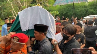 Tangis Anwar BAB Pecah di Samping Pusara Mpok Alpa: Masih Gak Nyangka