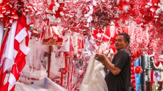 Warga mencari pernak-pernik kemerdekaan yang dijual di Pasar Jatinegara, Jakarta, Jumat (15/8/2025). [Suara.com/Alfian Winanto]