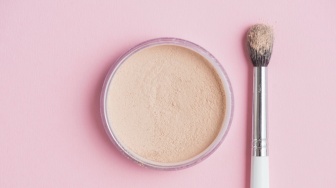 Bedak Warna Pink untuk Kulit Apa?Intip 4 Rekomendasi Produknya