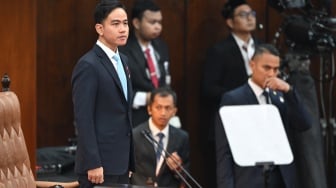 Dasi Gibran Mendadak Berubah Jadi Biru di Sidang MPR, Tanda Gugup Atau Nyontek Gaya Politik Jokowi?