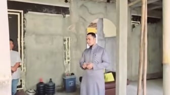 Viral! Bos Ini Beri Gaji Tambahan Rp750 Ribu ke Tukang Bangunan yang Rajin Salat, Netizen Terbelah!