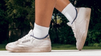 Naik Kelas! 5 Cara Jenius Styling Sneaker Putih, dari Kantor Sampai Kencan Malam